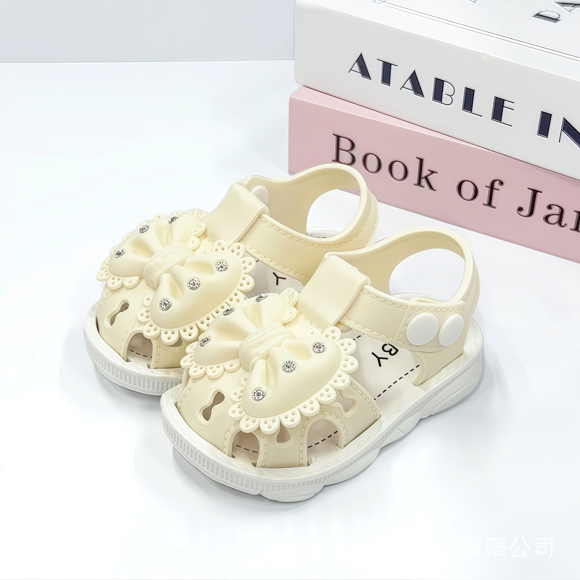 Fábrica de sandalias al por mayor transfronterizas suministro directo de arco de perforación de agua pequeña y media niña bebé zapatos de toddler pequeña princesa