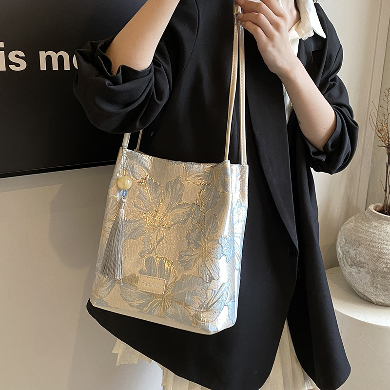 Personalización de fábrica nuevos bolsos de estilo chino para mujer verano nueva moda estilo nacional bordado bolso de cubo casual bolso de hombro de todo fósforo