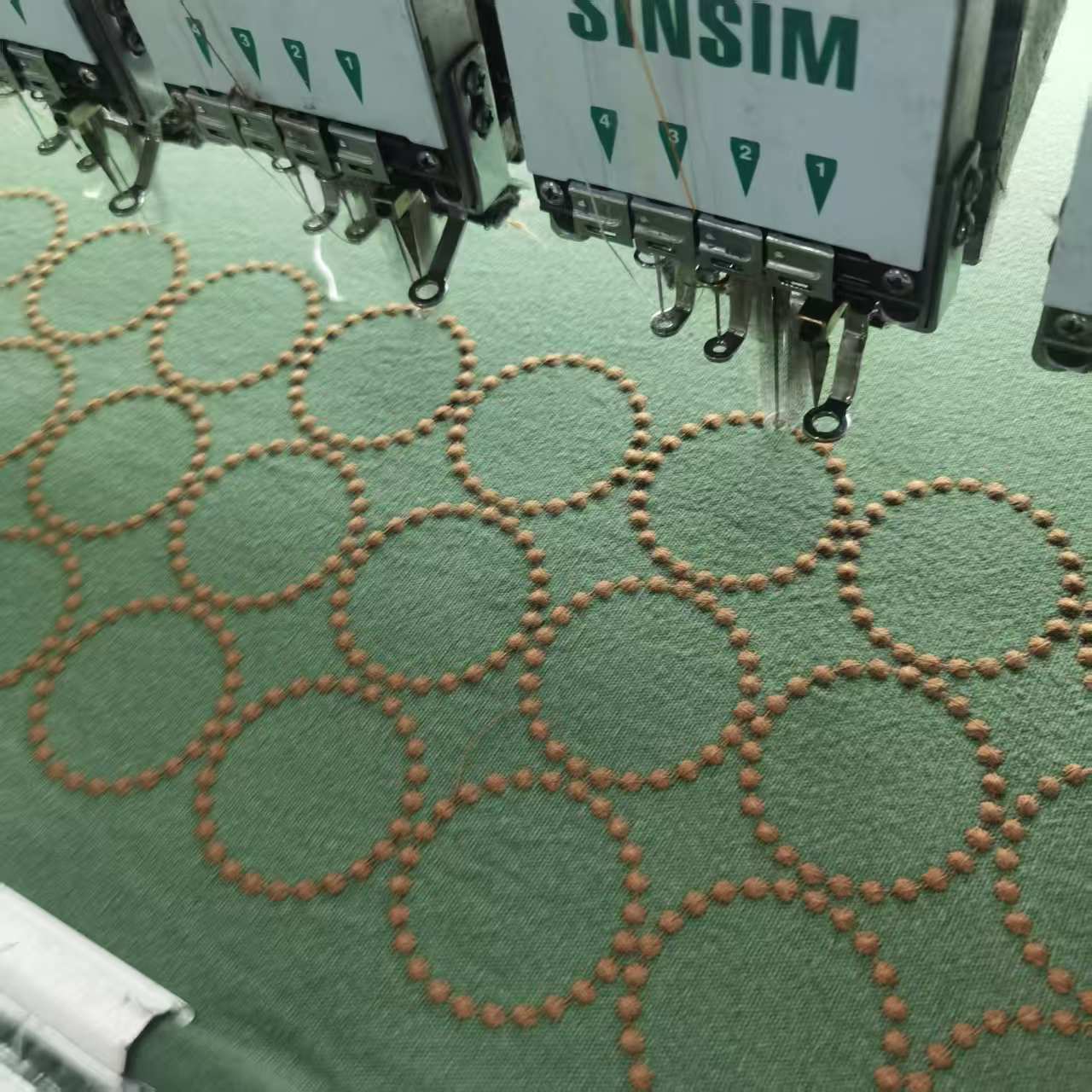 メーカーは綿麻刺繍布の刺繍を提供しています。