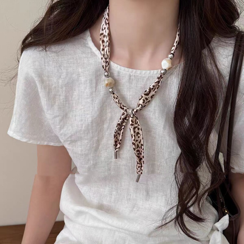 Paired with a Necklace, Women's New Niche Exquisite Design, Fashionable Leopard Print Popular Silk Scarf, Temperament Beads