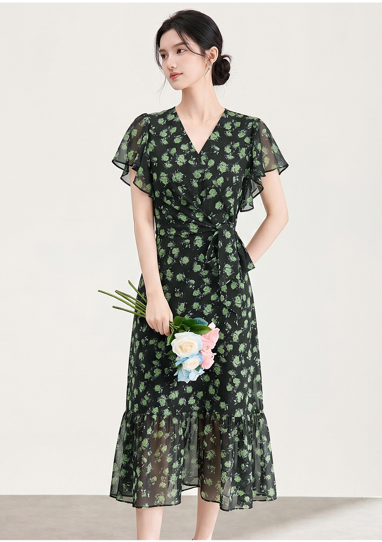 Đầm maxi nữ cổ V họa tiết hoa nhí, tay viền lá sen, thắt eo — xanh lá cây chi tiết 4