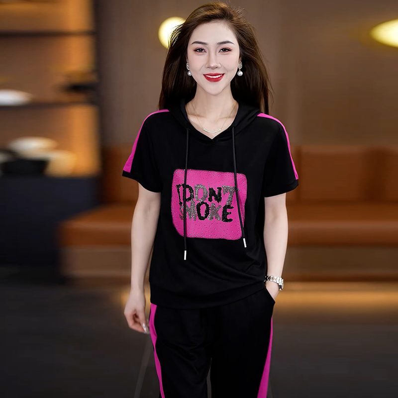 Trajes deportivos de verano casuales para mujeres 2025, nuevo estilo extranjero para correr delgado temperamento de mujer de manga corta dos piezas