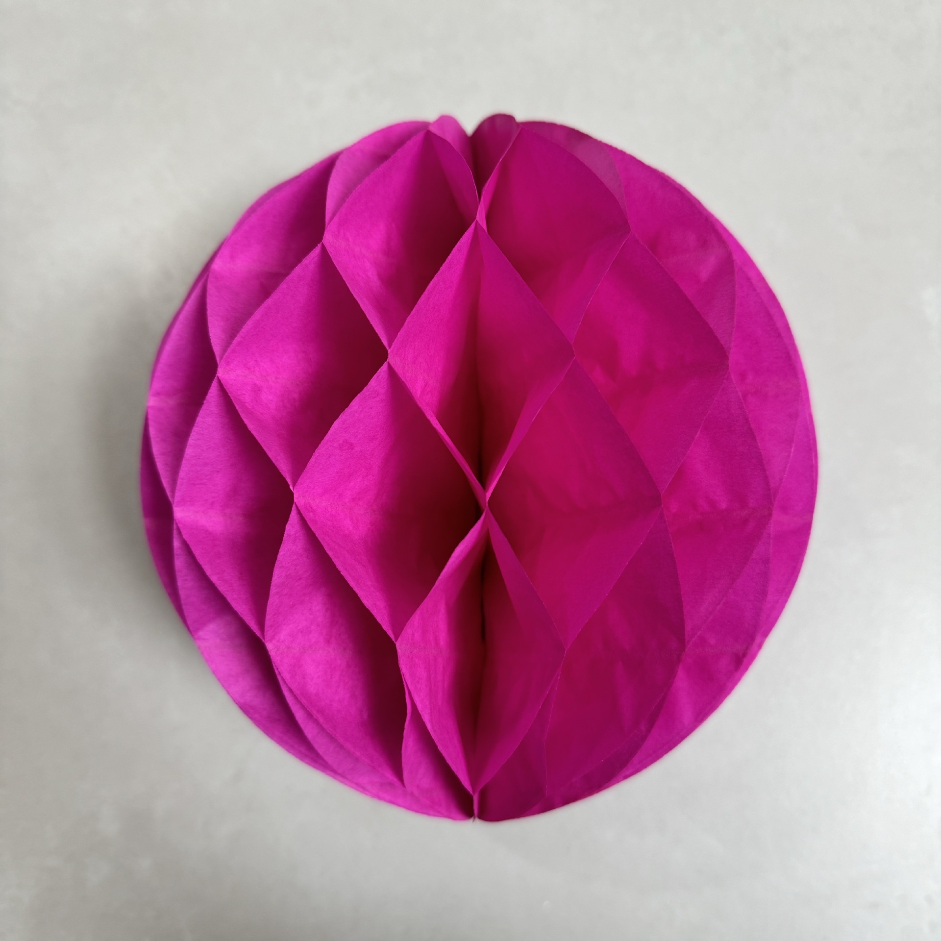 Yisheng Bola de panal Columna Decoración de la sala de bodas Conjunto de decoración de la ceremonia de boda Casa nueva para hombres y mujeres Dormitorio Sala de estar Pared de fondo