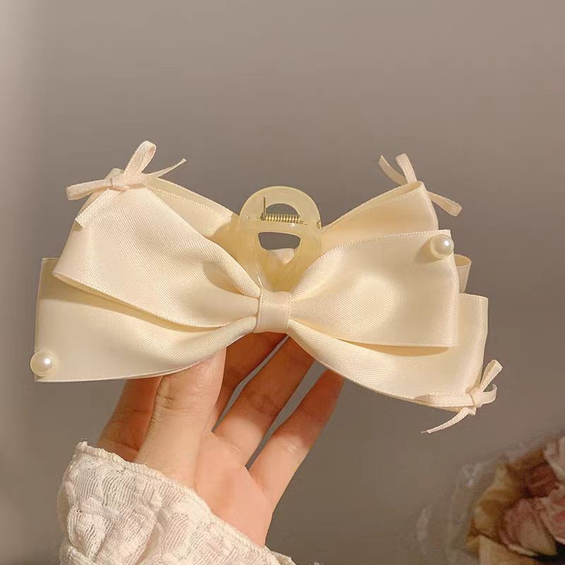 Beige crab pin, 4758meter