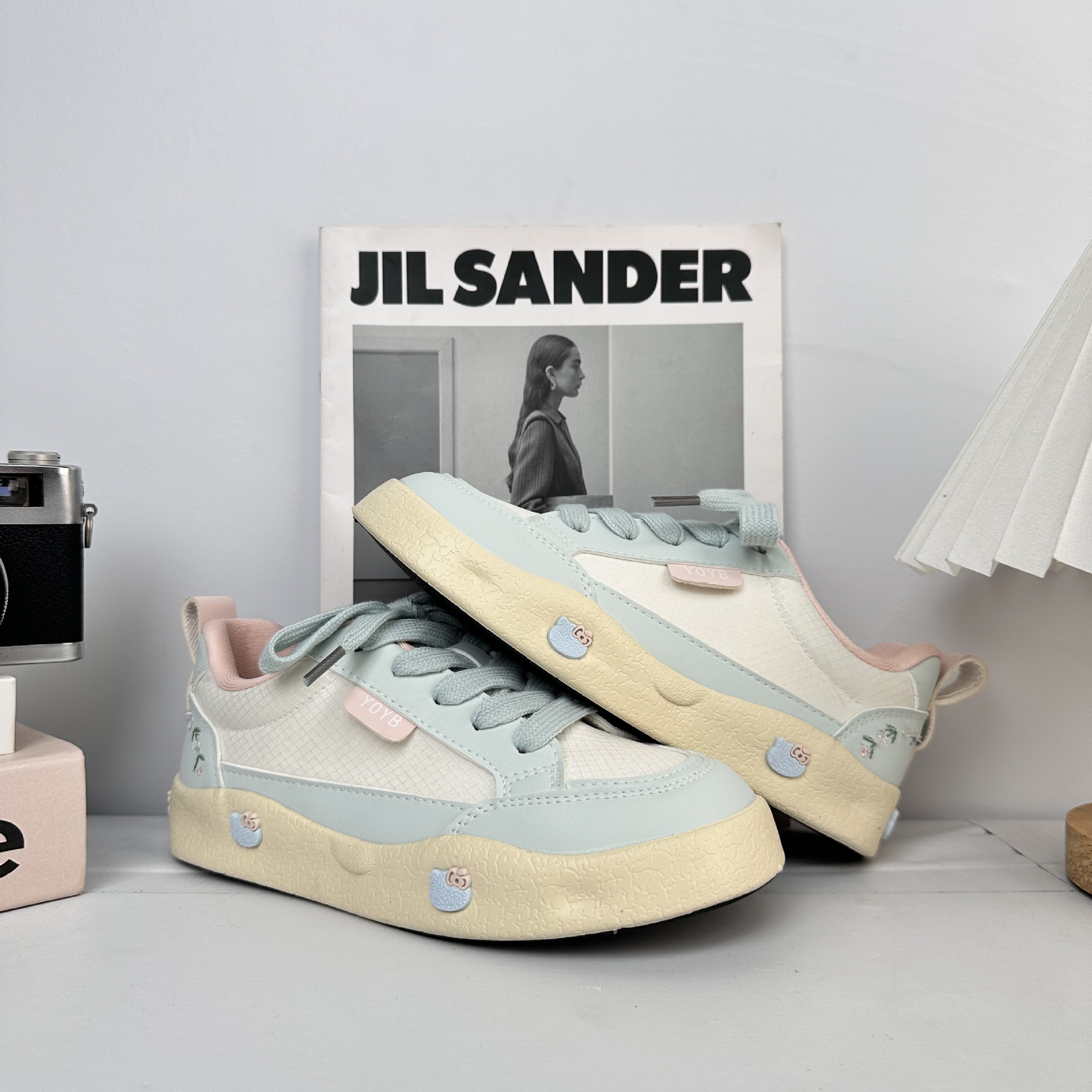 Yuanbo nicho diseño de zapatos de skate para mujeres 2025 nuevo tipo delgado con falda zapatos blancos transpirables zapatos casuales