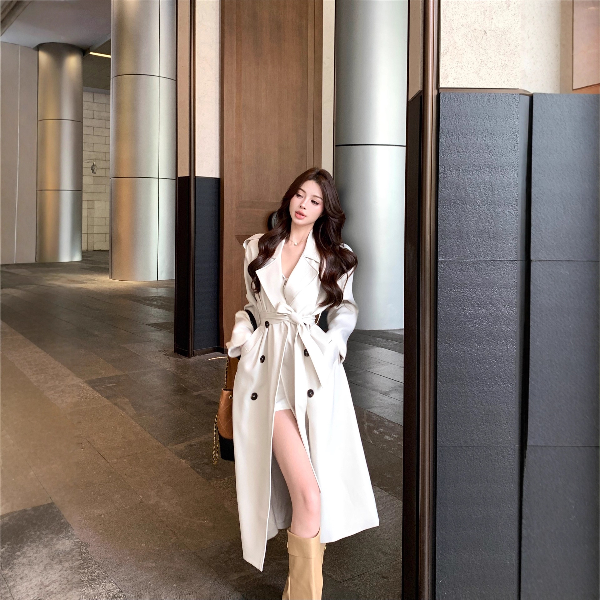 Real Shot of 2025 Super Nice White Windbreaker Jacket for Women, High-End, Retro, Autum Mid-Length Coat for Women