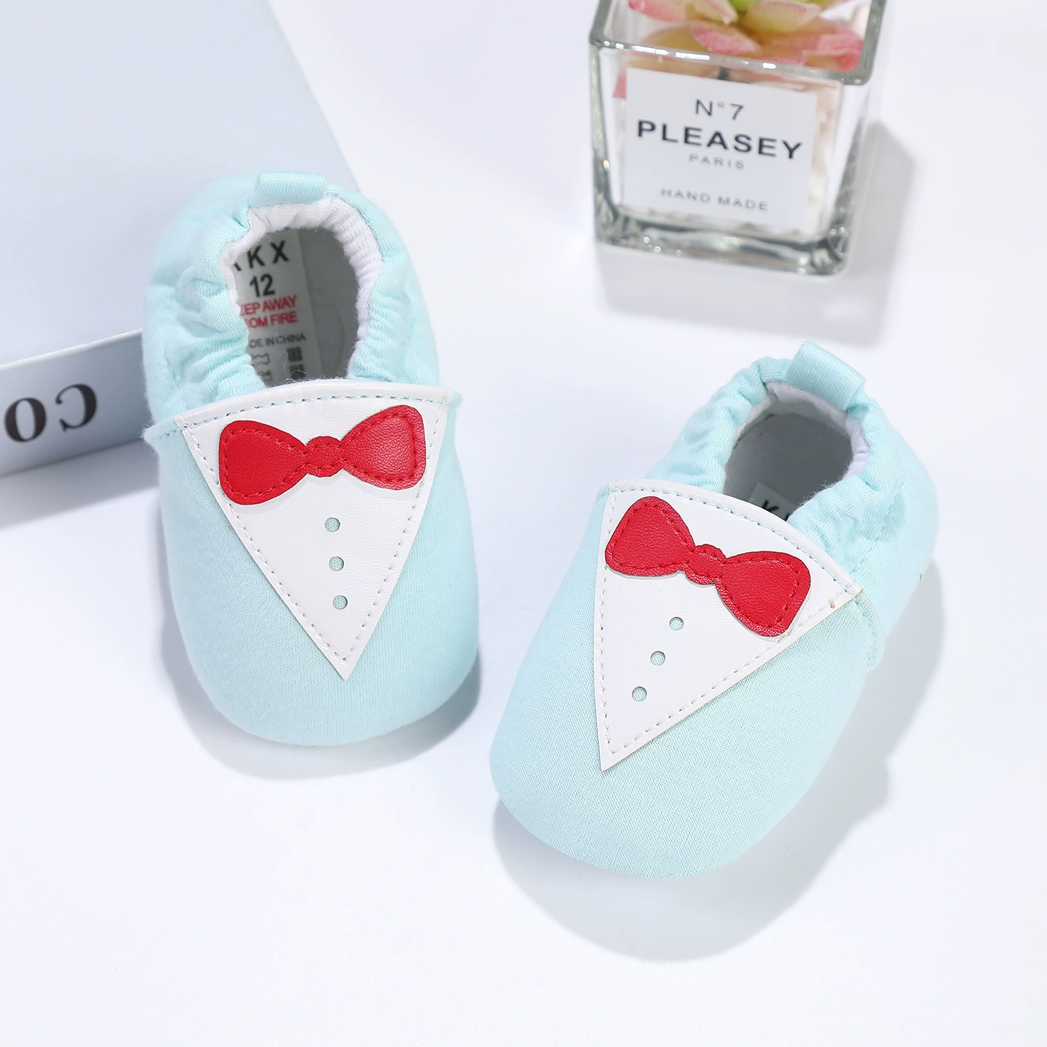 Детские туфли для внешней торговли с бантом, нескользящие мультяшные пинетки для первых шагов, непромокаемые хлопковые туфли, обувь для малышей, специально для обучения ходьбе.