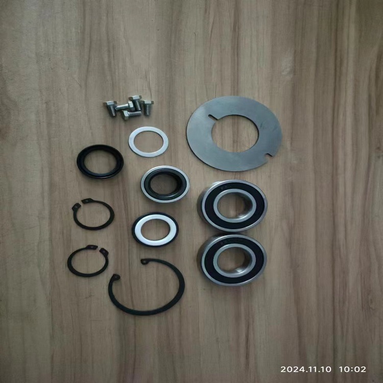 适用于沃尔沃海水泵轴承11013 海水泵骨架油封84795