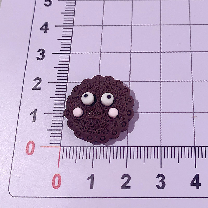 Caricatura extraña emoji galletas accesorios de resina DIY pegamento crema caja de teléfono móvil botón de zapato joyería parches galletas de carbón