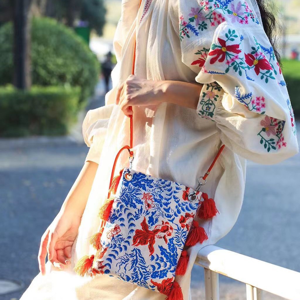 2025小衆のオリジナルデザインは色のフリンジキャンバスの携帯電話にぶつかって国の潮の新しい中国式の古い粗布を包んで肩掛けします。