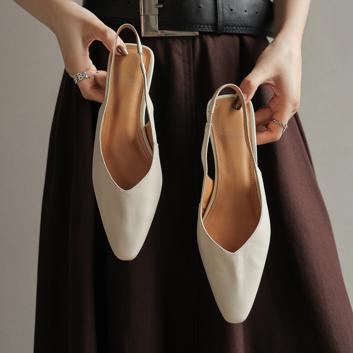 Sandal nữ da bò mũi trùm quai chữ V đế bệt phong cách Hàn Quốc — đen