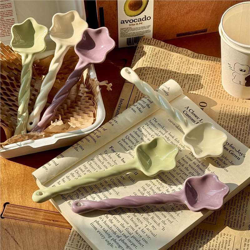 Cucchiaio da caffè/dessert in ceramica INS a forma di stella attorcigliata, di alto valore, carino, creativo, da celebrità di Internet._voghion.com