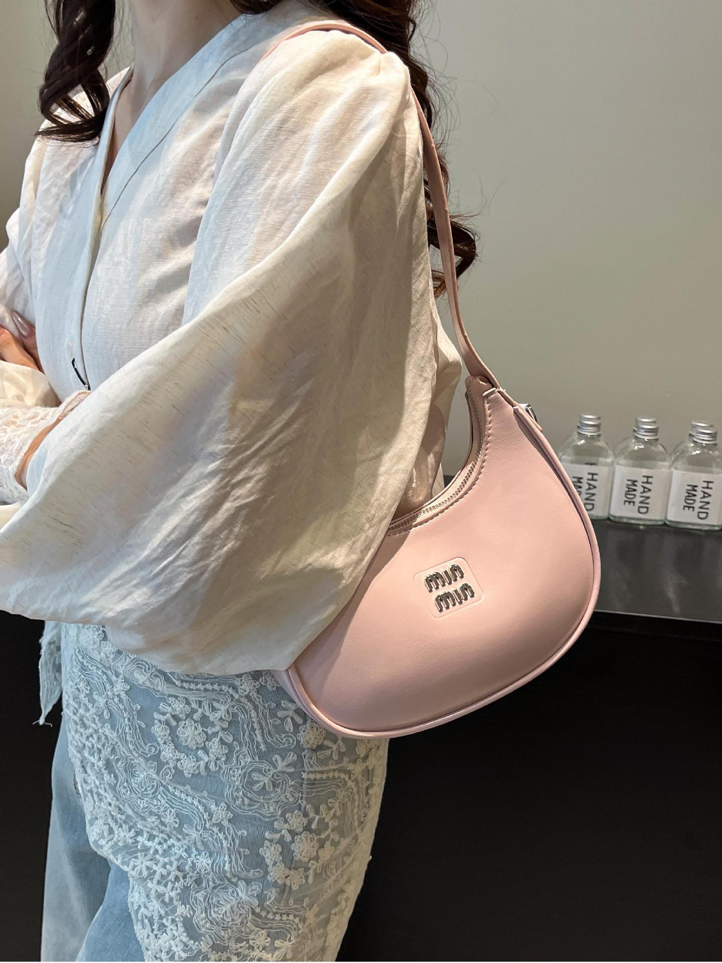 Bolso de axila de fuego súper transfronterizo para mujer 2025 nueva versión coreana de la bolsa de media luna de diseño de nicho bolsa de bola de masa cruzada de sentido avanzado
