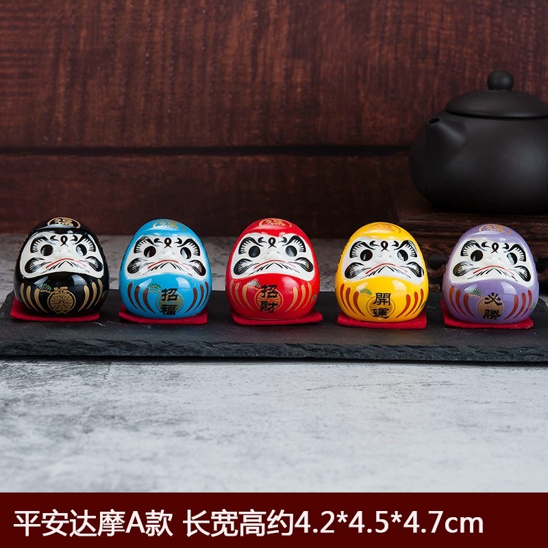 Fábrica directa de cerámica decoración del coche japonés Damo huevo decoración interior del coche pequeño tamaño mini lindo gato de la suerte