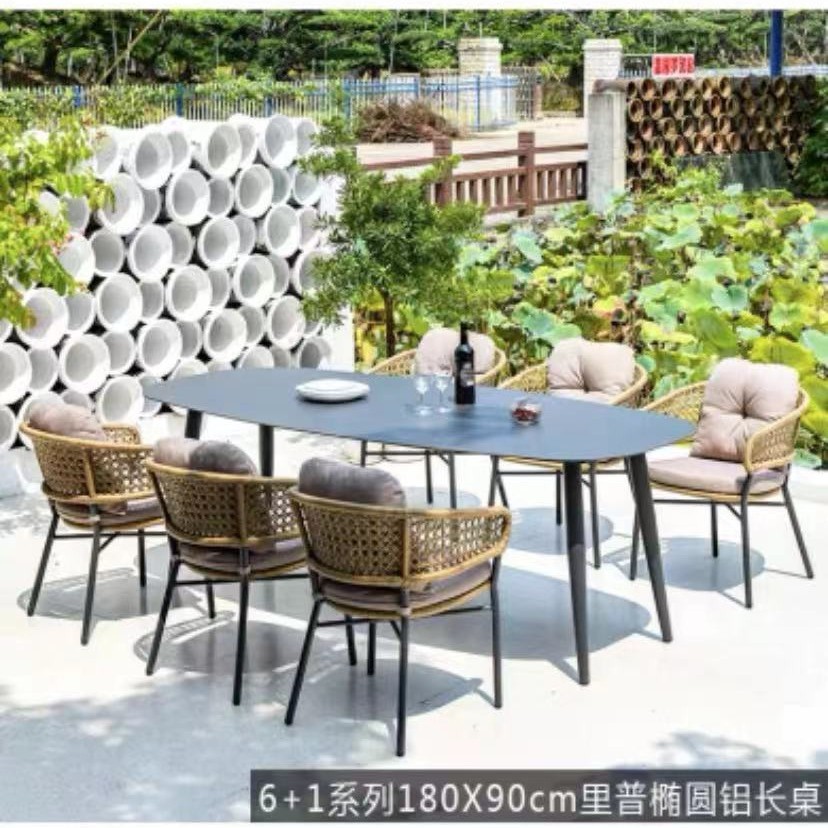 Una mesa y seis sillas