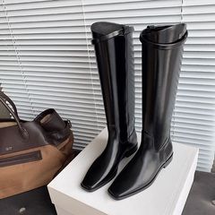 ブドウのお母さんは同じタイプのやせている革のバックルの本革の長靴です。