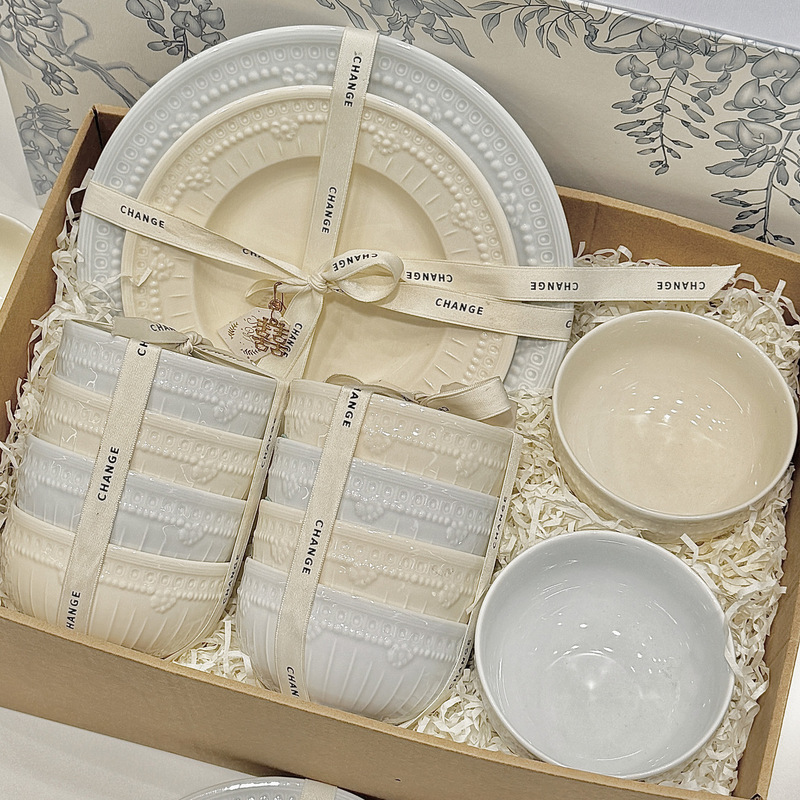 Vintage dish set for home use, cream-colored ceramic tableware with underglaze color, rice bowls and plates with embossed ins-style design, suitable for gifting Vintage dish set for home use, cream-colored ceramic tableware with underglaze color, rice bowls and plates with embossed ins-style design, suitable for gifting