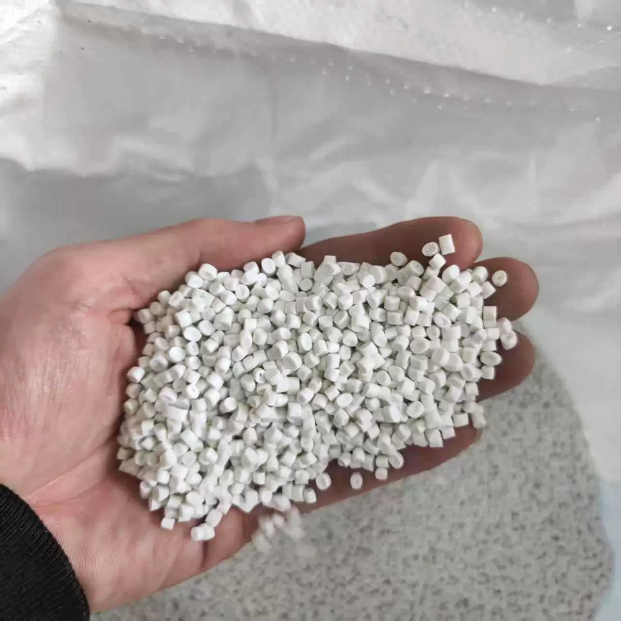 厂家供应HDPE高密度聚乙烯造粒白色中空吹塑低压pe再生塑料颗粒