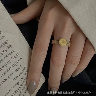 Queen's avatar grid ring female high -end fashion personality titanium steel catering ring high -end light luxury insificance niche design