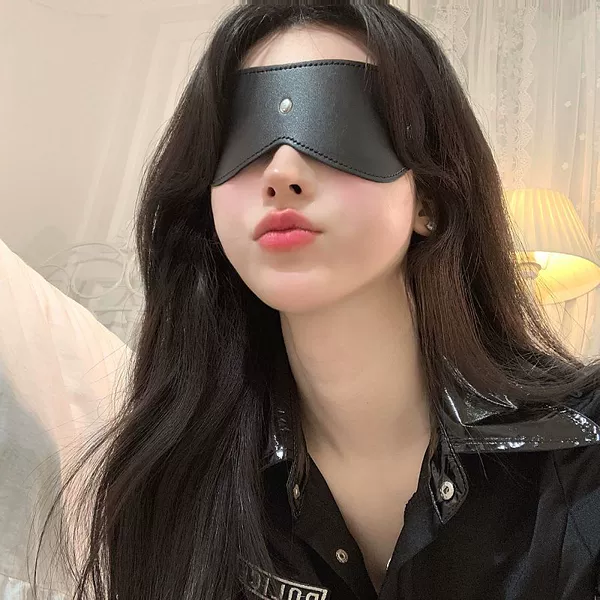 SM-three nail eye masks black
