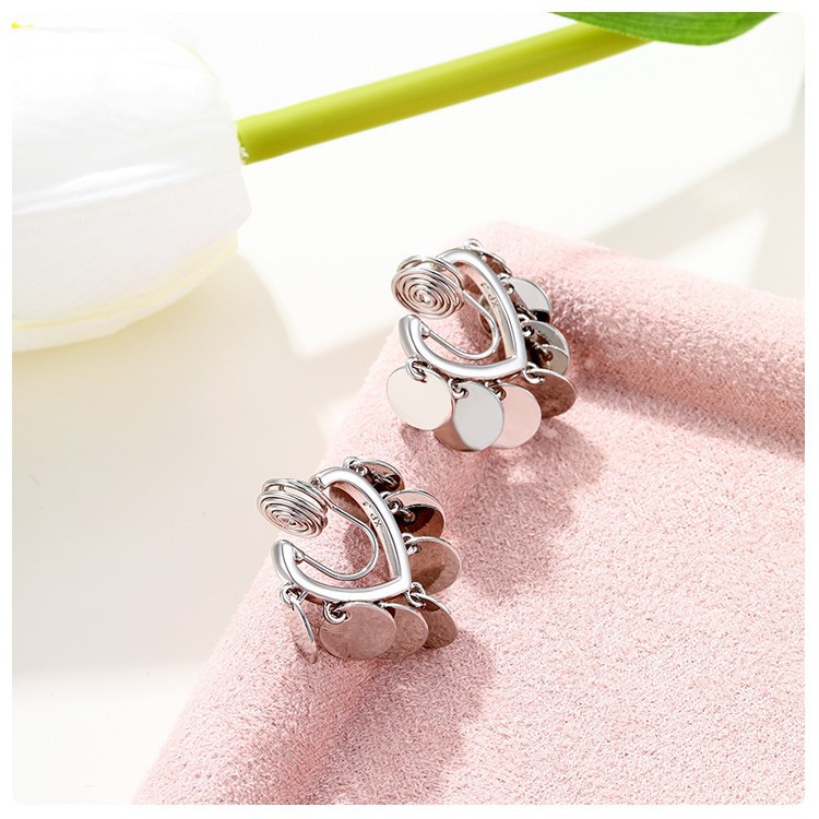 Pendientes de clip Xuping de aleación de cobre con baño de plata, diseño elegante y exclusivo, aretes graciosos y dinámicos para mujeres sin perforaciones en las orejas.