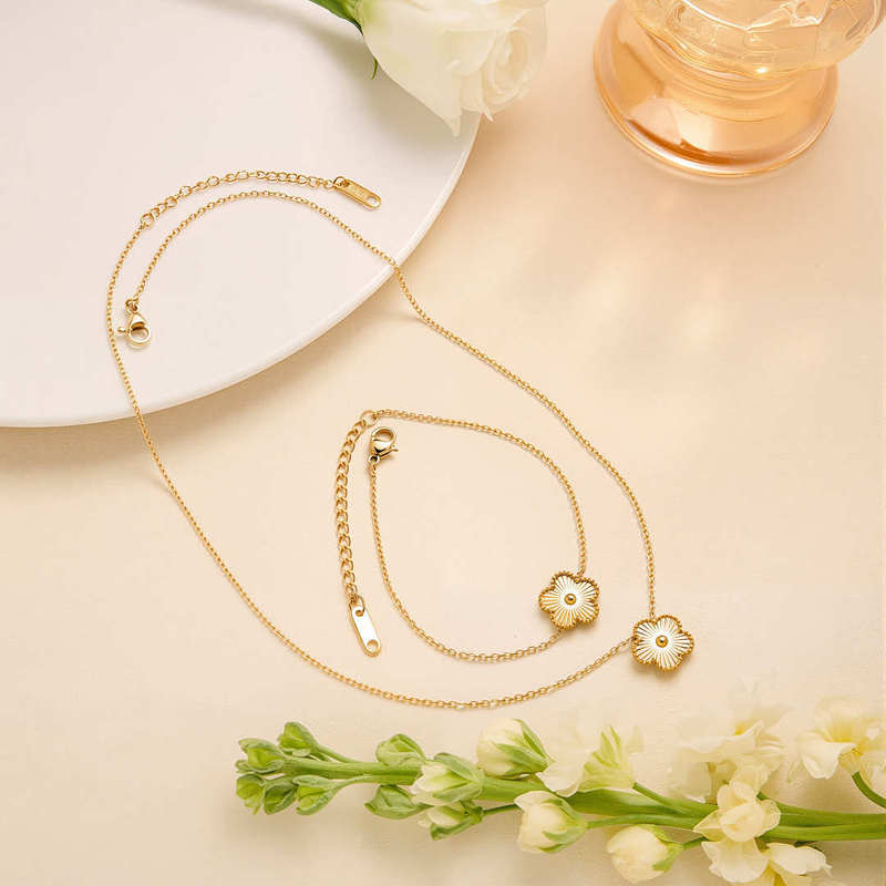 Rongxun New Style Five-Leaf Flower Titanium Steel 18K Gold Necklace Bracelet Women's Simple Fashion Clavicle Chain Wholesale Accessible Luxury Rongxun New Style Five-Leaf Flower Titanium Steel 18K Gold Necklace Bracelet Women's Simple Fashion Clavicle Chain Wholesale Accessible Luxury