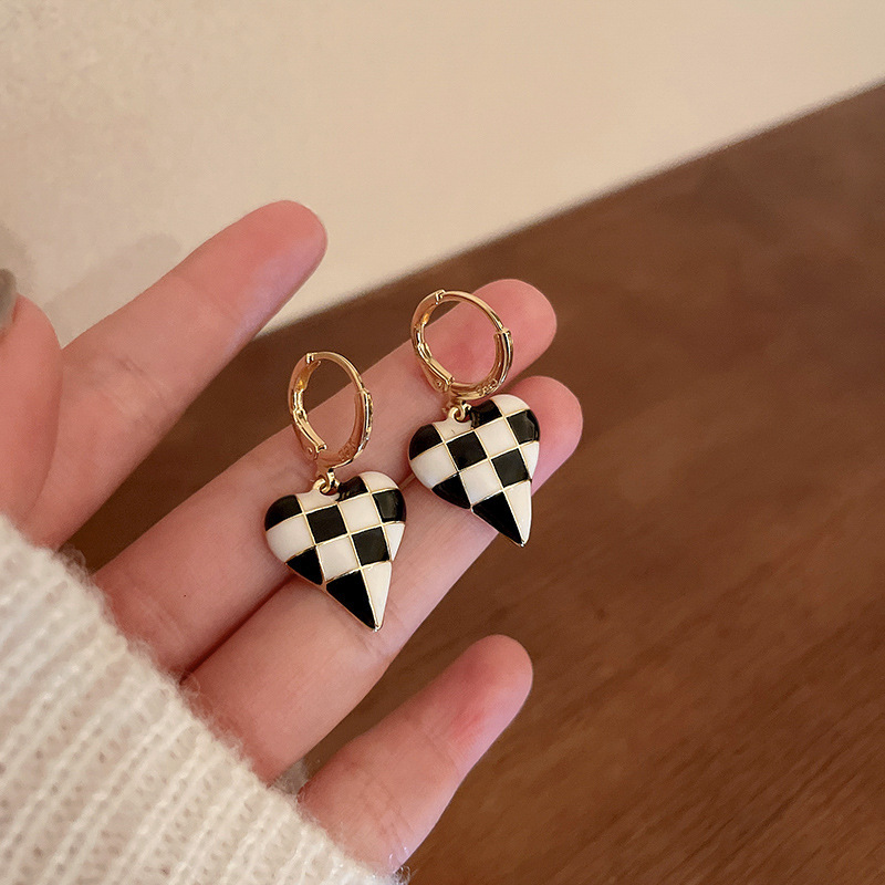 Fashion Dripping Oil Heart Black White Checkered Earrings display picture 6