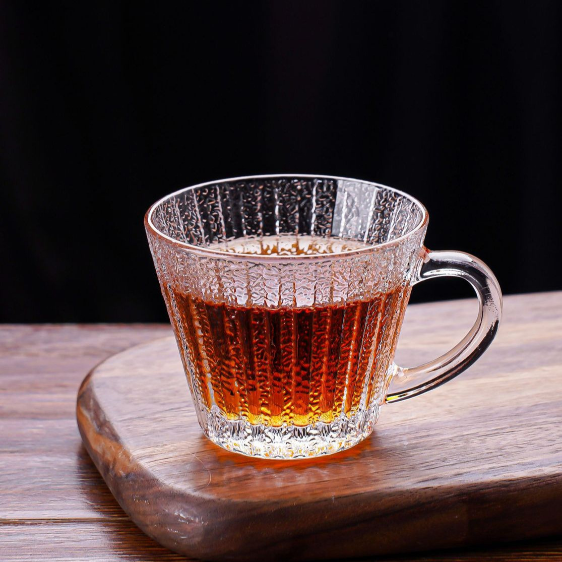 Juego de tazas y platillos de café de vidrio en relieve doméstico Concentración italiana engrosada Taza de té de vidrio resistente al calor simple de estilo europeo