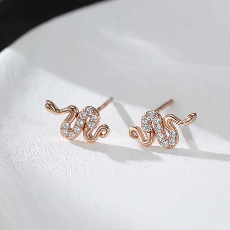 Golden earrings, pink gold