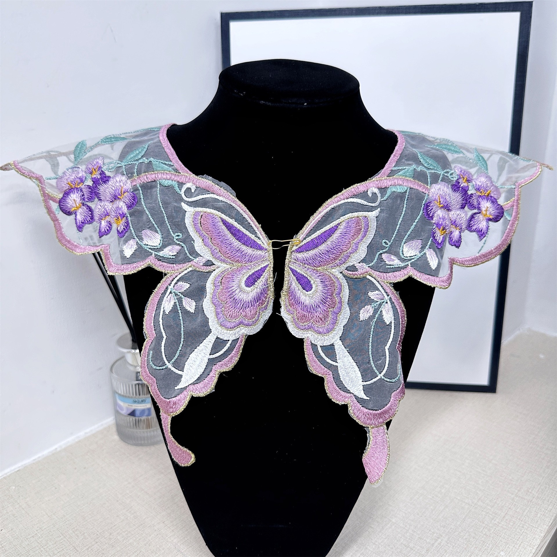 Bordado púrpura botón vestido de caballo hombro nube mariposa malla de perla collar cuentas bordadas decoración de flores de collar adulto