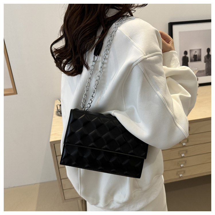 The 2024 autumn new embossed diamond-shaped single-shoulder crossbody bag with a chain design is a niche, fashionable, simple and retro small square bag undefined