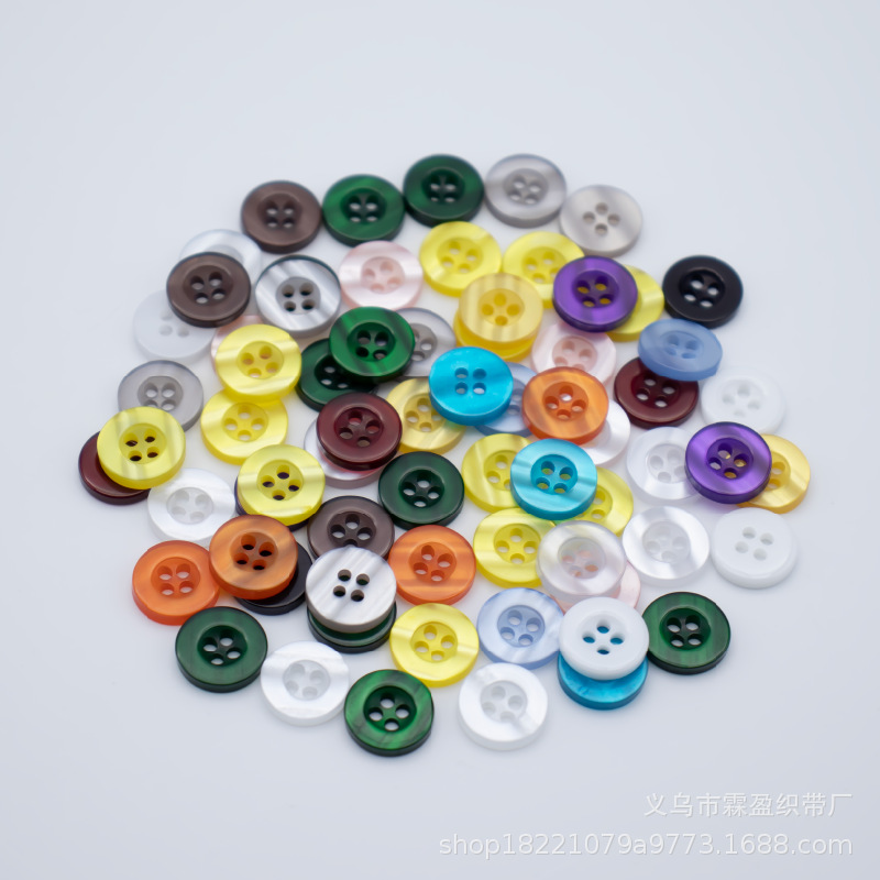 Venta al por mayor de color Botón de camisa de resina hebilla de cuatro ojos transparente blanco y negro Botón de pan teñido en stock botones