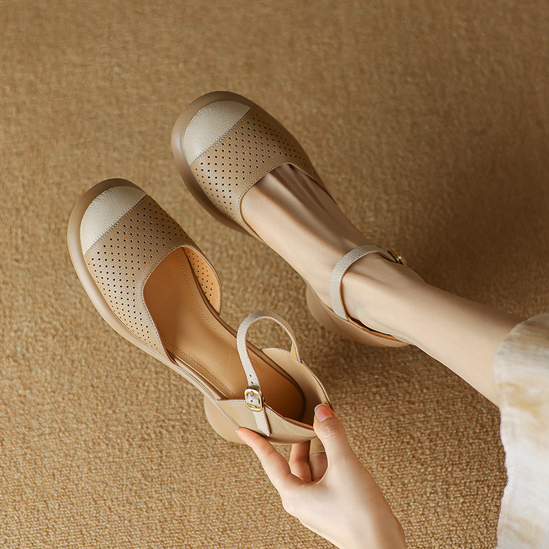 Sandal nữ mũi đục lỗ da cừu đế dày gót thô — Màu trắng be