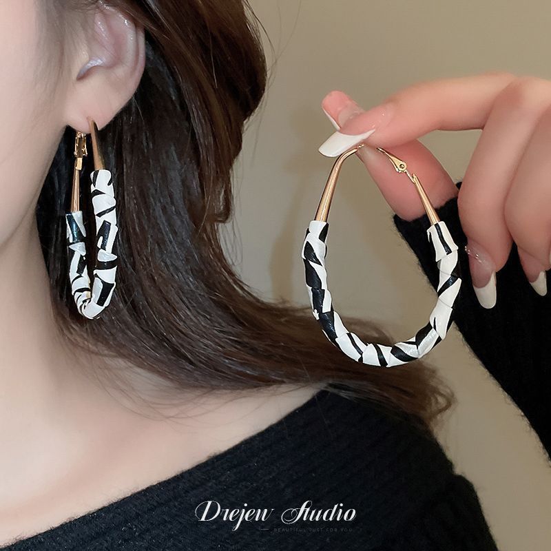 Pendientes de suministro de mercado nocturno de agujas de plata Pendientes de moda coreana en vivo Pendientes de estilo caliente Pendientes de lujo ligero Mujeres de alta gama