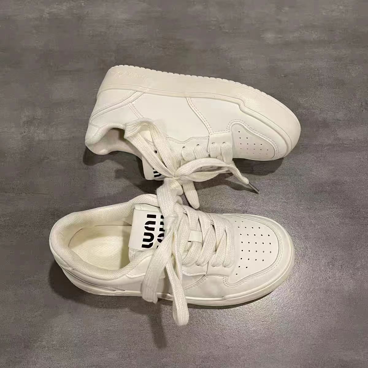 2024 novo verão de sapatos de prancha de sola grossa feminino rosa vermelho e nicho esporte casual original pão pequeno sapatos brancos feminino