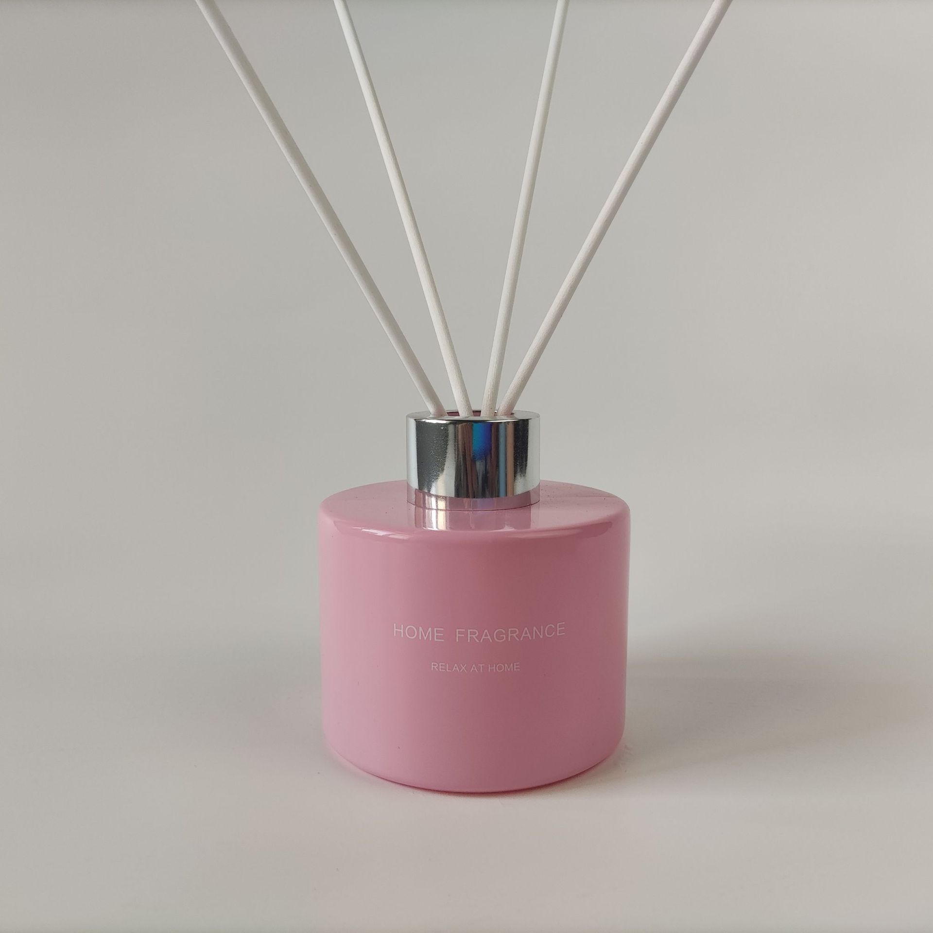 En stock al por mayor 100mL boca de tornillo de gama alta botella de aromaterapia cilíndrica sin fuego botella vacía avanzada botella de aromaterapia montada en el automóvil con tapa