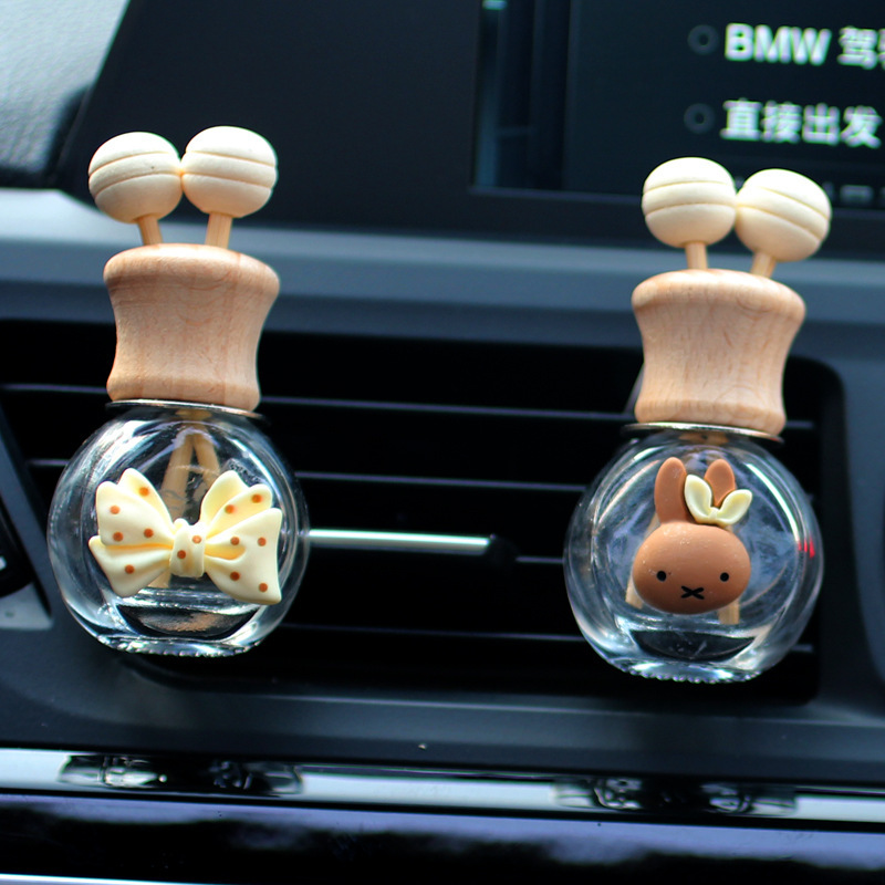 Salida de aire de perfume de coche, dibujos animados, celebridad de Internet, botella de aromaterapia de coche, clip de aire acondicionado, accesorios de coche, bowknot tembloroso