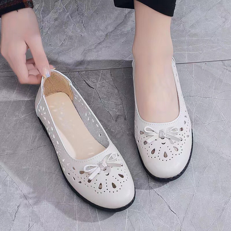 Summer soft leather mom shoes non-slip soft bottom middle-aged and elderly hollow breathable sandals women's comfortable casual hole shoes for the elderly