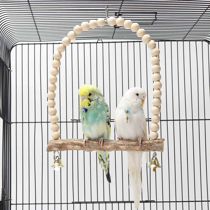 Аксессуары для домика для попугаев-какаду из дерева перрепа, включая качели, лестницы, кольца для лазания и предметы для жевания.