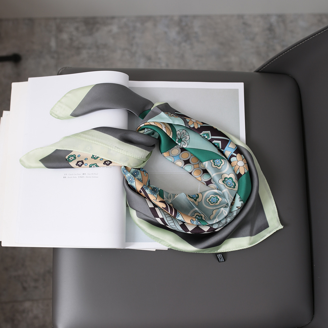 Foulard quadrato in seta da donna elegante e accessorio versatile_voghion.com