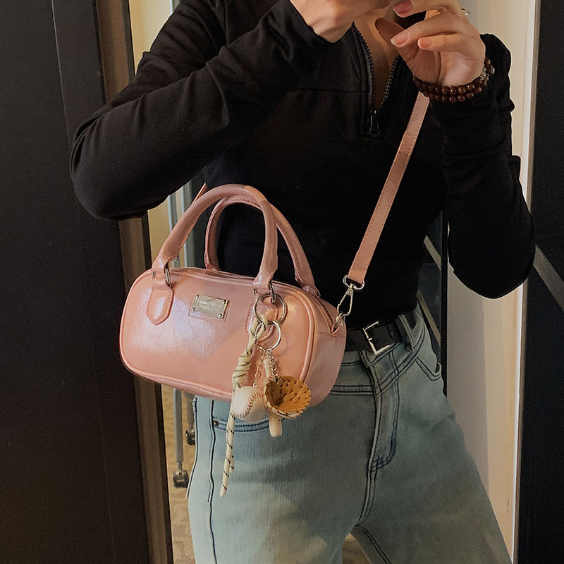 Este año, la popularidad de la bolsa de mano super caliente para mujeres 2025 nuevo estilo versátil bolsas de bolos de tendencia nicho bolsas de transporte