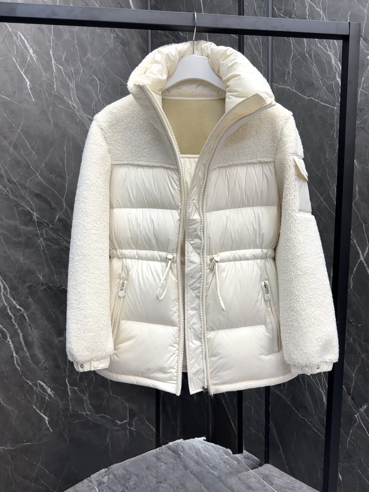 《毒家现货》正确版  M家 羊羔毛皮毛一体立领羽绒夹克女式羽绒服