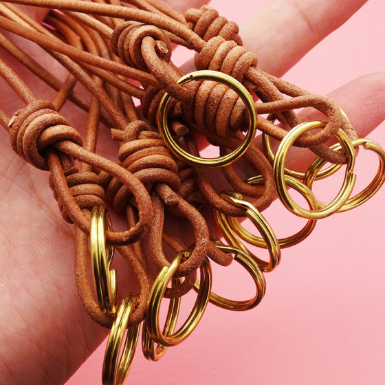 Hand-woven 2.5mm vintage cowhide rope keychain simple wrist strap creative bag pendant ins style anti-lost