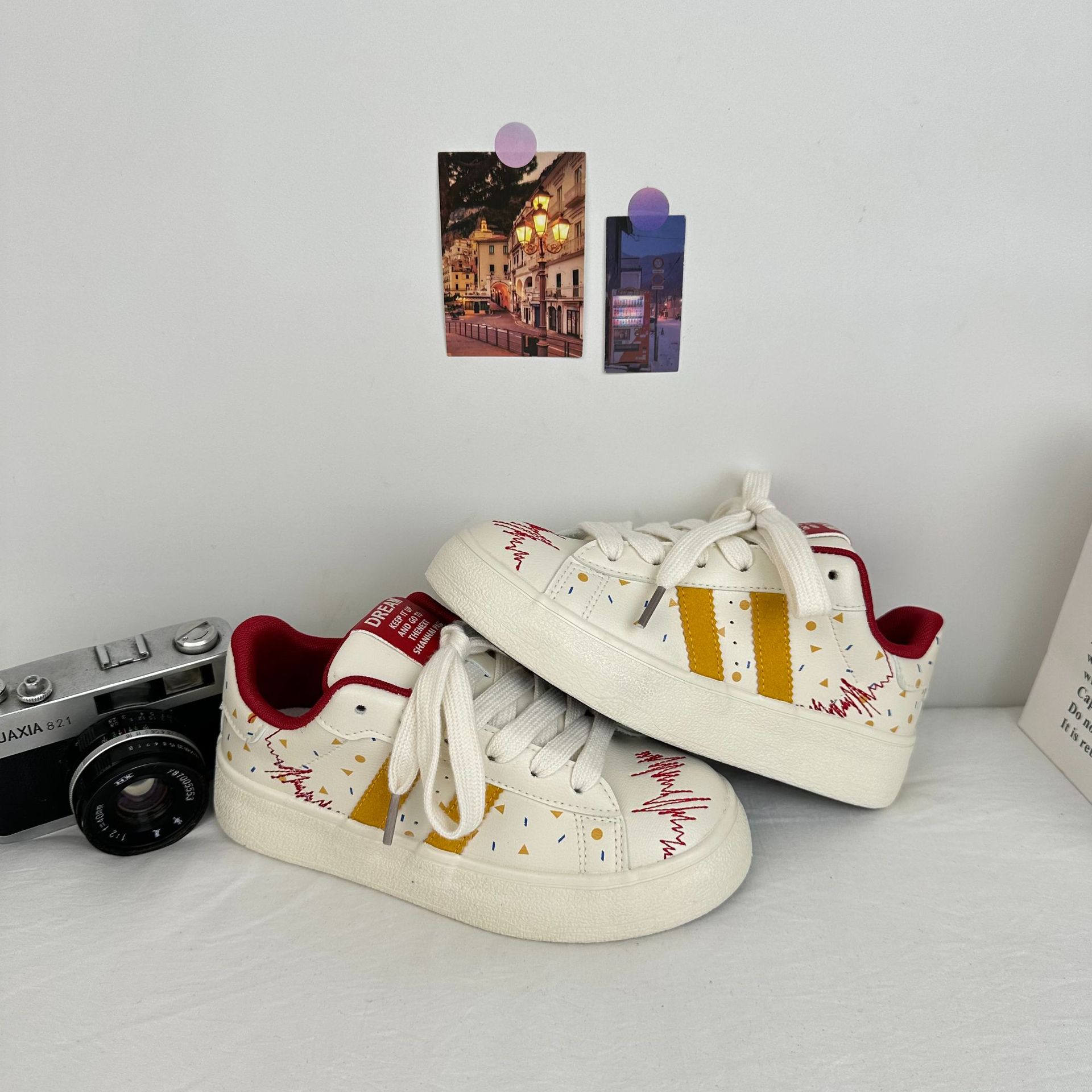 Yuanbo2025 primavera nuevos zapatos de skate de estudiantes nicho Harajuku graffiti zapatos blancos coreanos zapatos de lona generales