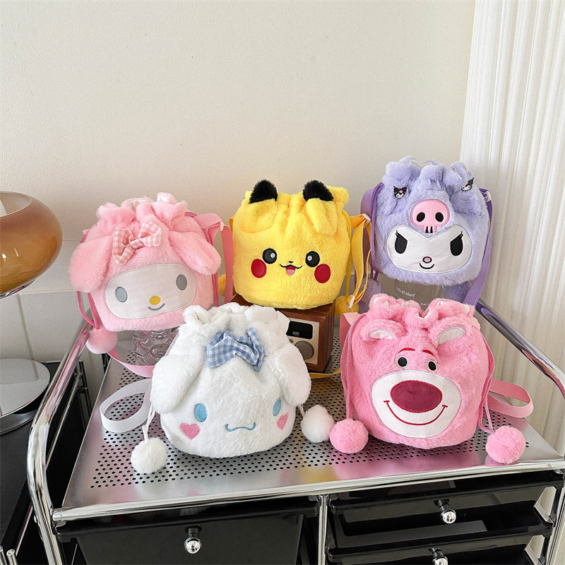 日系三丽欧束口水桶斜垮包抓机娃娃卡通包外贸毛绒玩具礼品批发