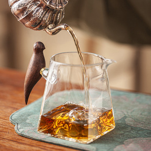 Square mountain bird handle Gongdao cup bottom Mountain Japanese glass Gongdao cup walnut handle tea seafood tea maker