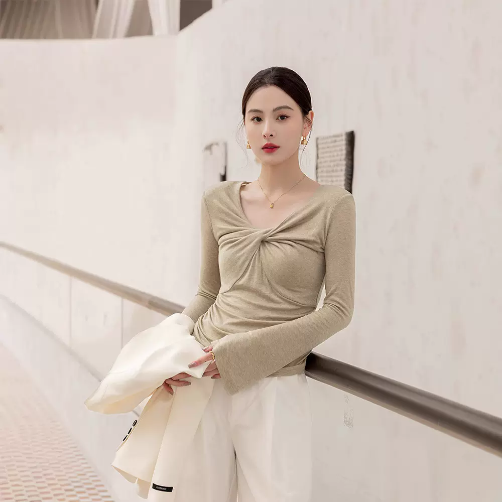 美式辣妹设计感扭结V领长袖T恤女秋季修身显瘦纯欲风打底衫上衣