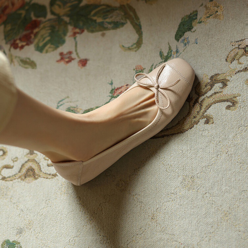 Retro fashionable ballet shoes flat square toe with bow made of soft…