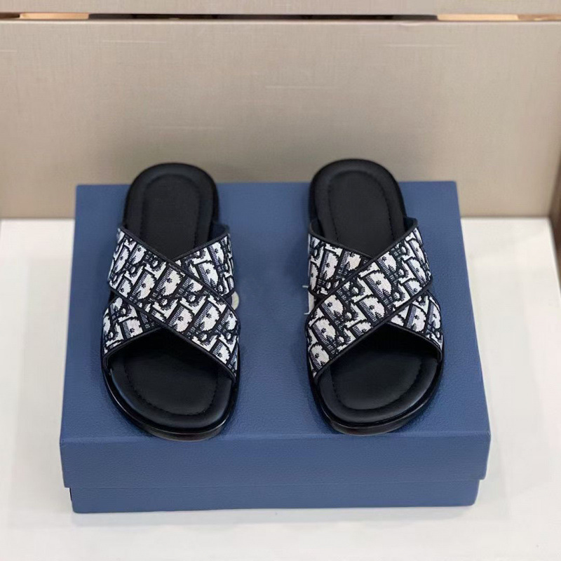 Fashionable universal slippers