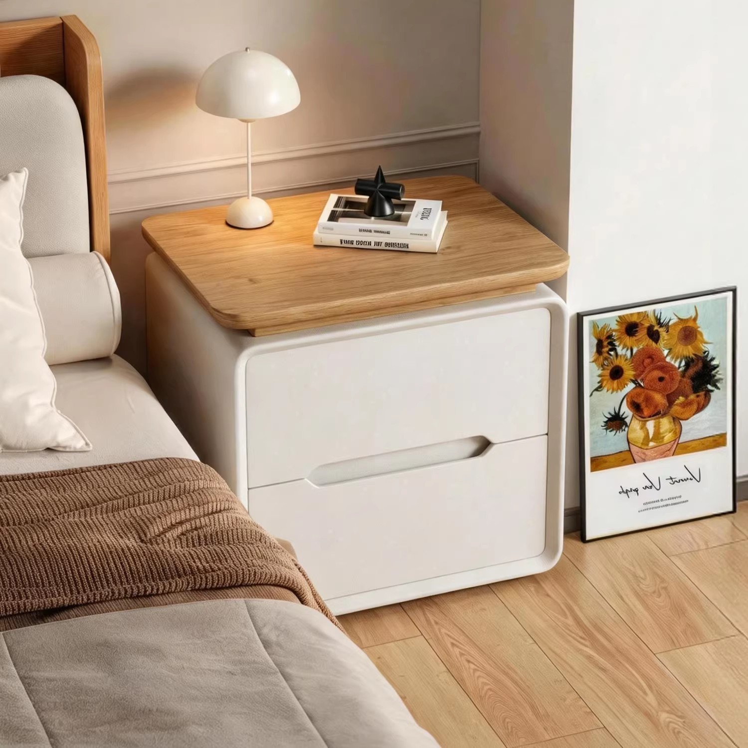 Madera de madera crema de viento cabecera dormitorio doméstico 2026 nuevo estilo de lujo ligero de madera maciza pequeño gabinete de almacenamiento junto a la cama
